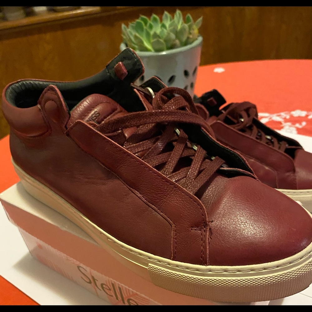 K-Swiss Wine Women’s Leather Sneakers Size 9.5